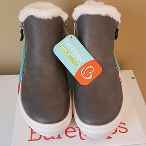 Bare traps brand new Cady grey/ white 6 junior